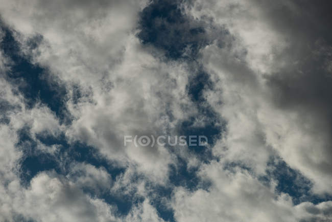 Scène non urbaine de ciel nuageux pendant la journée — Photo de stock