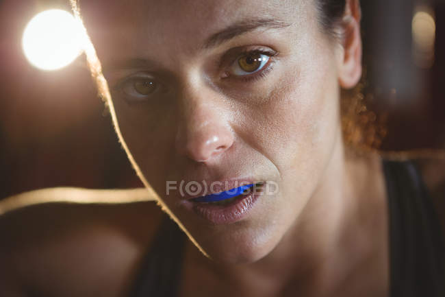 Крупный план уверенной женщины-боксера в фитнес-студии — стоковое фото