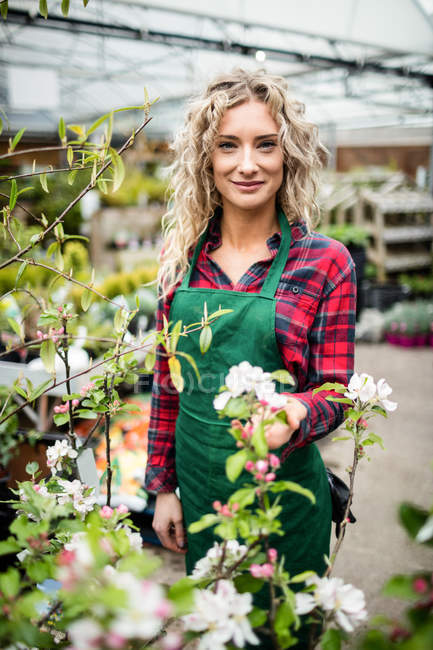 Портрет женщины-флористки, стоящей в центре сада — стоковое фото