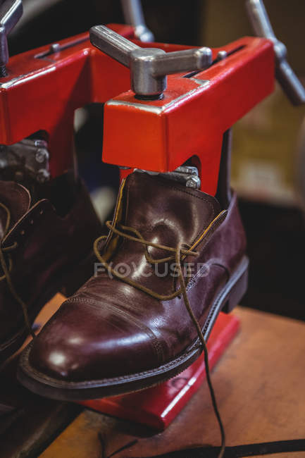 Shoes stretching in stretcher machine in workshop — Stock Photo