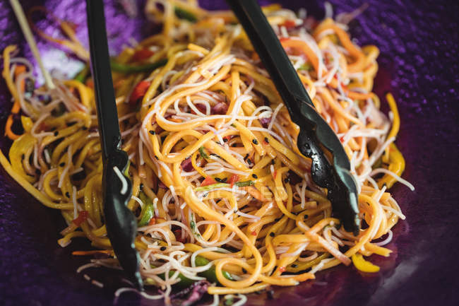 Primo piano degli spaghetti cotti sul piatto del supermercato — Foto stock