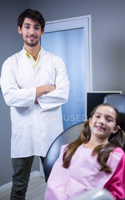Retrato de dentista y paciente joven en clínica dental - foto de stock