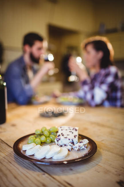 Close-up de sobremesa, queijo e uva em uma bandeja em casa — Fotografia de Stock