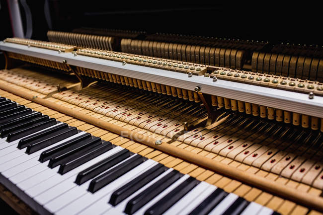 Primo piano di vecchia tastiera di pianoforte a workshop — Foto stock