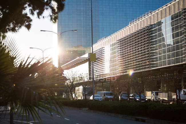Городская сцена офисного здания и автомобилей при дневном свете — стоковое фото