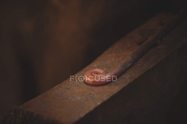 Крупный план кованого чугунного стержня в цехе — стоковое фото