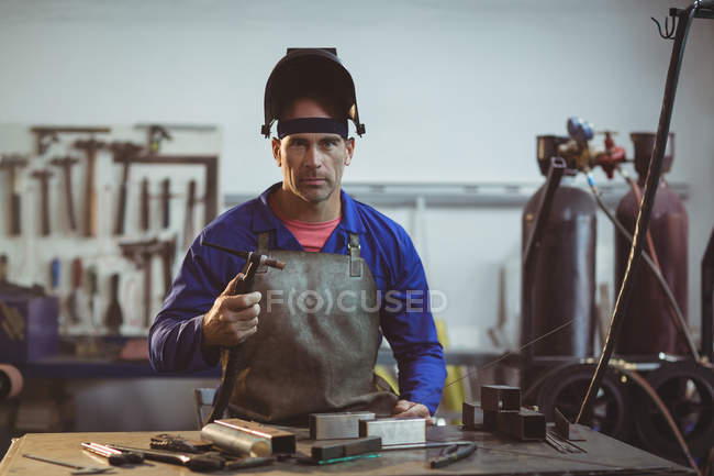 Мужской сварочный резак в мастерской — стоковое фото