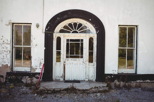 Porta e ingresso della casa colonica climatizzata — Foto stock
