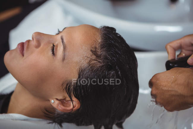 Mulher recebendo sua lavagem de cabelo no salão — Fotografia de Stock