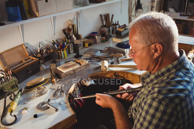 Голкипер готовит рабочий инструмент в мастерской — стоковое фото