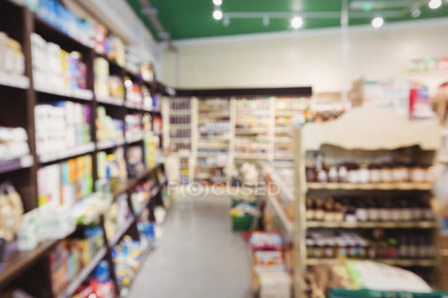 Visão turva da seção de supermercado no supermercado — Fotografia de Stock