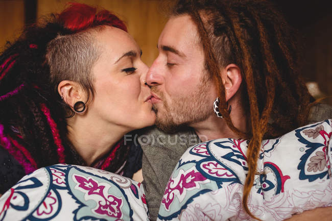 Casal jovem beijando na cama em casa — Fotografia de Stock
