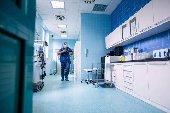 Chirurg eilt zur Notaufnahme im Krankenhausflur — Stockfoto