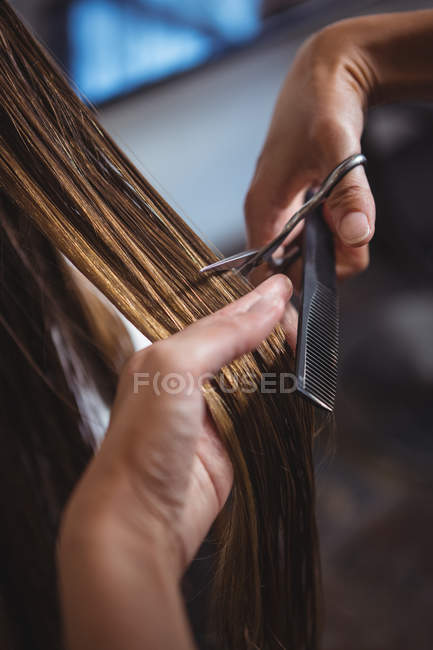 Imagem cortada de mulher recebendo seu cabelo aparado no salão — Fotografia de Stock