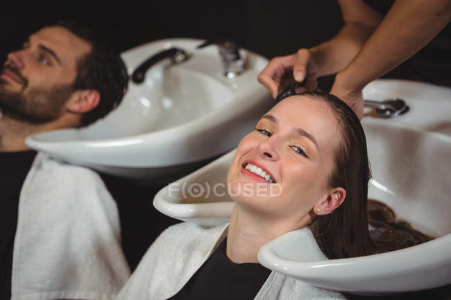Клієнти отримують волосся мити в салон — стокове фото