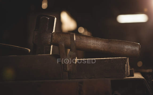 Primo piano di martello e utensili in officina — Foto stock