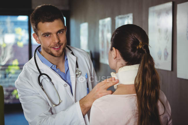 Physiotherapist examining female patient neck in clinic — Stock Photo