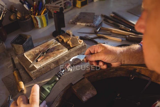 Goldsmith usando a máquina da peça da mão na oficina — Fotografia de Stock