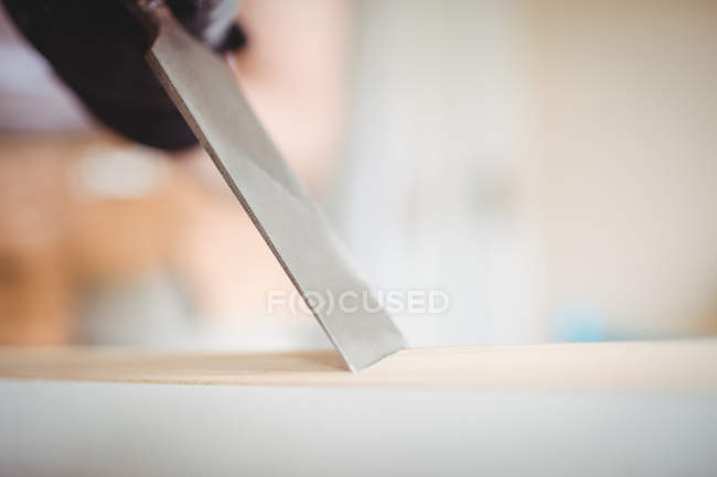 Imagem cortada de carpinteiro trabalhando com cinzel em casa — Fotografia de Stock