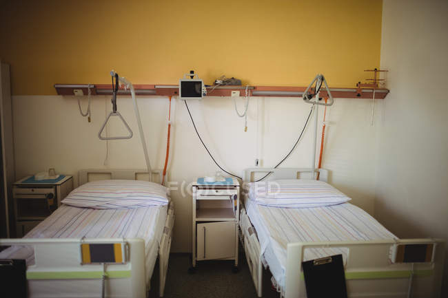 Salle vide avec lits et matériel médical à l'hôpital — Photo de stock