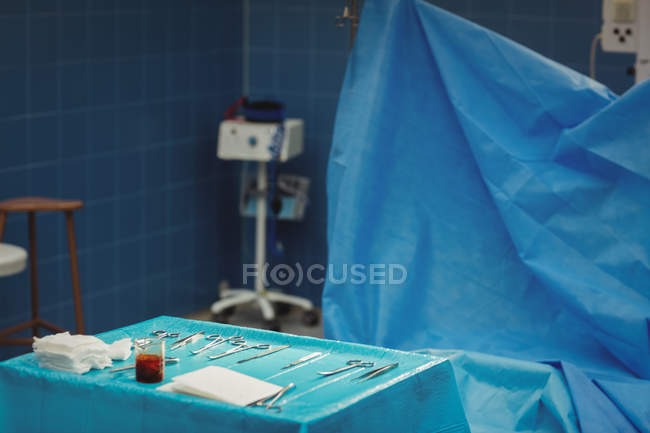 Surgical tools on table in operation room at hospital — Stock Photo