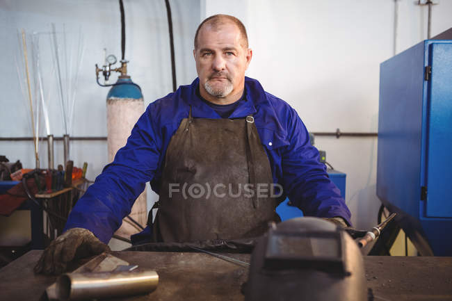 Портрет сварщика сидящего в мастерской — стоковое фото