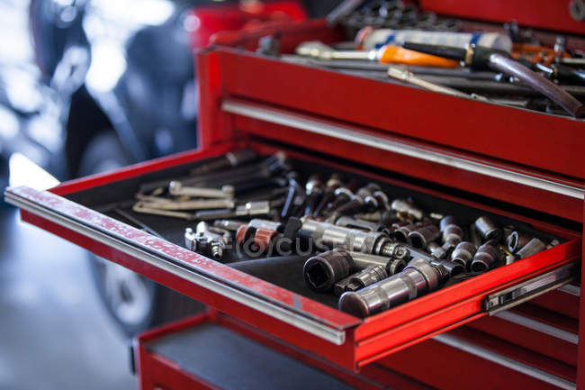 Conjunto de herramientas de trabajo en caja de herramientas en el garaje de reparación - foto de stock