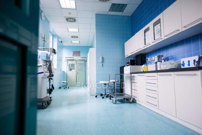 Vista interior do corredor hospitalar vazio — Fotografia de Stock