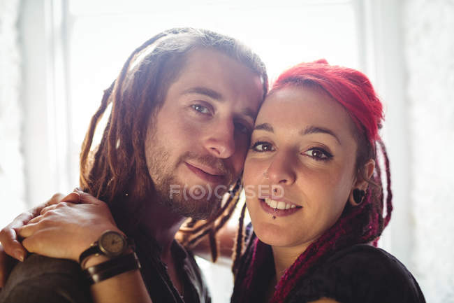 Ritratto di giovane coppia sorridente in piedi a casa — Foto stock