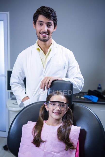 Portrait du dentiste et du jeune patient à la clinique dentaire — Photo de stock