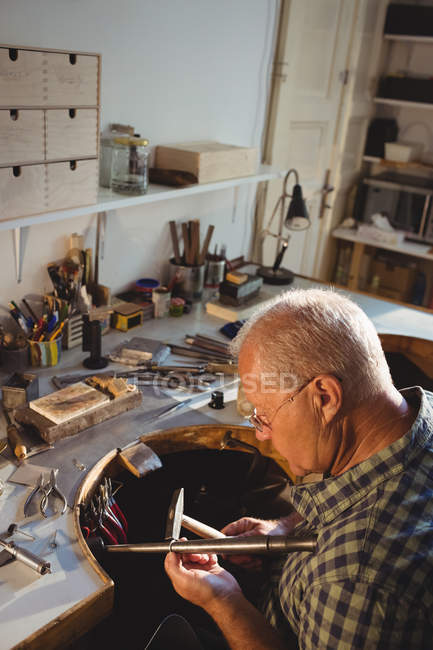 Orfèvre préparant l'outil de travail en atelier — Photo de stock