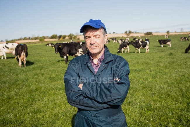Портрет уверенного рабочего, стоящего на травянистом поле — стоковое фото