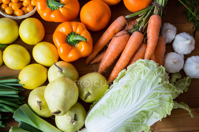 Variedad de verduras y frutas en estantería en el supermercado - foto de stock