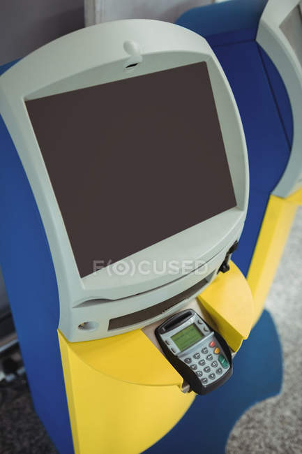 Máquina de check-in self-service no terminal do aeroporto — Fotografia de Stock