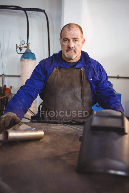 Портрет сварщика сидящего в мастерской — стоковое фото