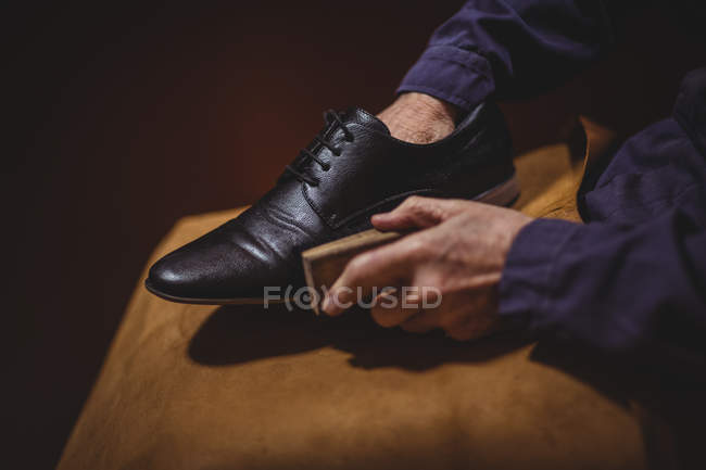 Крупним планом взуття полірування взуття в майстерні — стокове фото