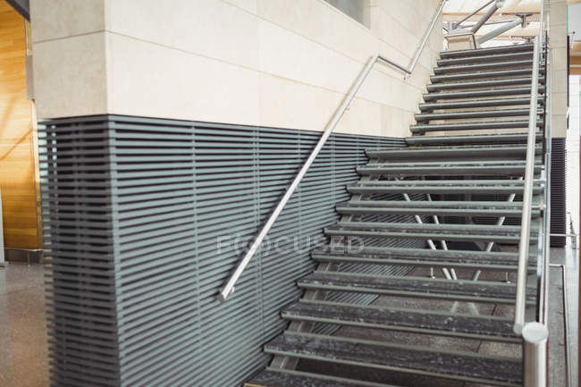 Escalera vacía en la terminal del aeropuerto - foto de stock