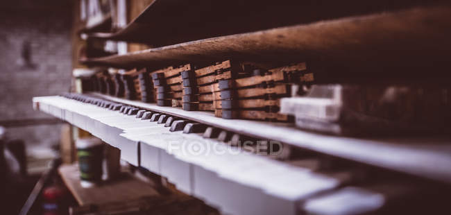 Gros plan du vieux clavier piano à l'atelier — Photo de stock