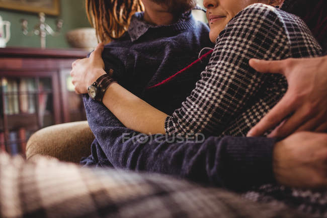 Обрезанный образ пары, обнимающейся дома — стоковое фото