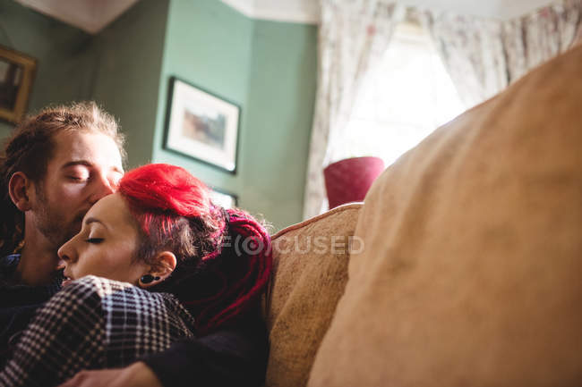 Primer plano de pareja hipster romántica abrazándose en casa - foto de stock