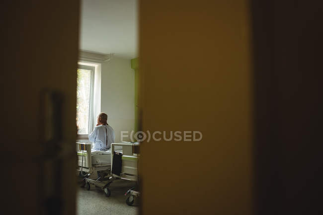 Senior sitzt auf Krankenhausstation auf einem Bett — Stockfoto
