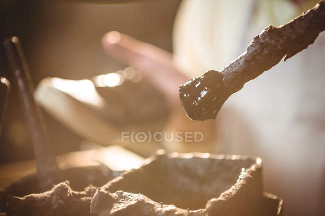 Nahaufnahme von Schuhputzbürste mit Flüssigkeit in Werkstatt — Stockfoto