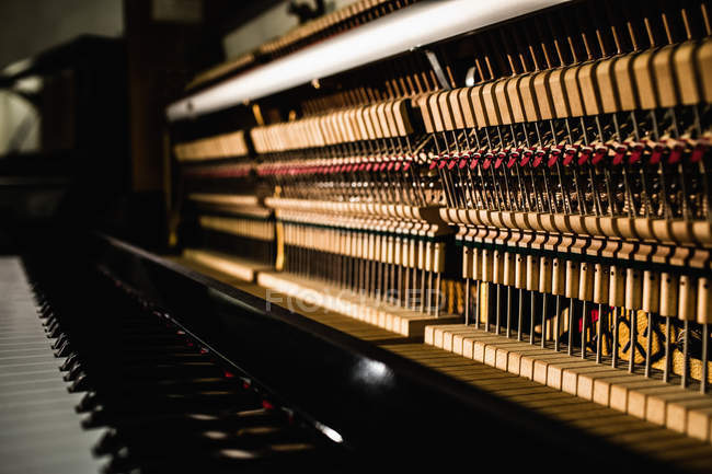 Крупный план старой фортепианной клавиатуры в мастерской — стоковое фото