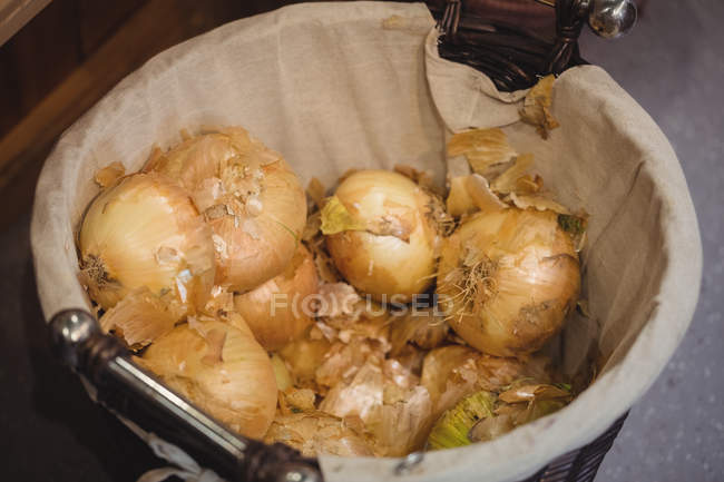 Primer plano de cebollas en cesta en el supermercado - foto de stock