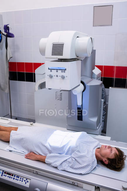 Female patient going through x-ray test in hospital — Stock Photo