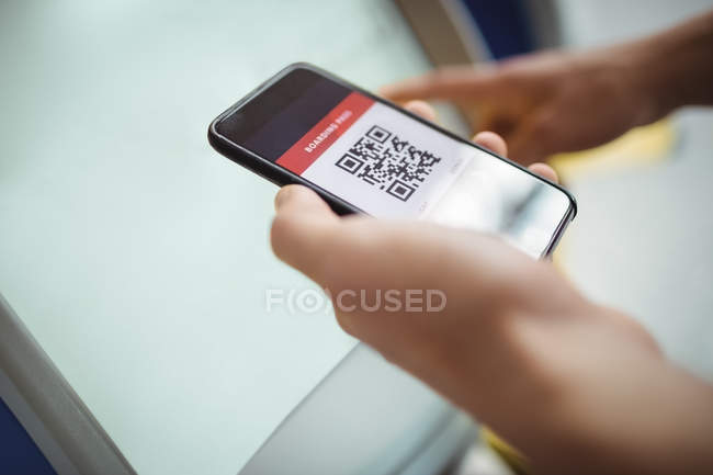 Руки путешественника с помощью автомата самообслуживания для регистрации в аэропорту — стоковое фото