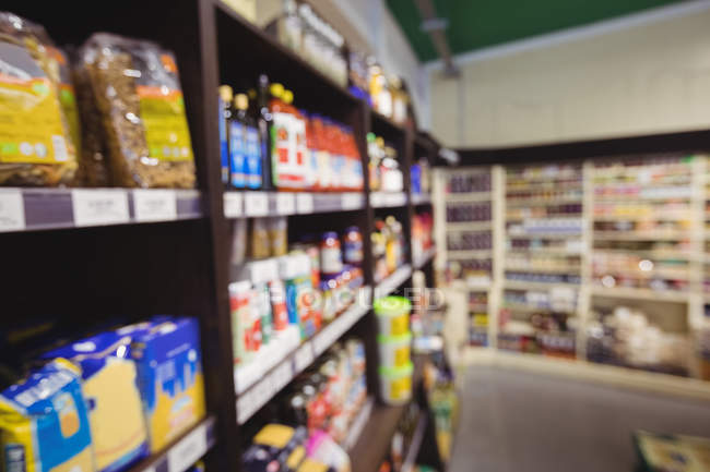Verschwommene Sicht auf Lebensmittelabteilung im Supermarkt — Stockfoto