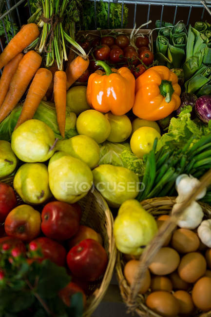 Variety of vegetables and fruits on shelf in supermarket — Stock Photo