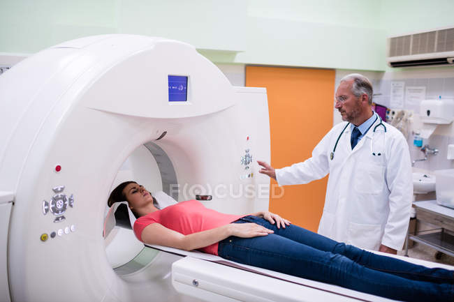 Paciente ingresando a la máquina de resonancia magnética en el hospital - foto de stock