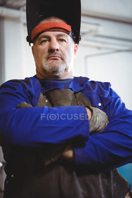 Porträt des Schweißers mit verschränkten Armen in der Werkstatt — Stockfoto